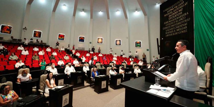 Carlos Joaquín ante diputados presenta su IV Informe de Gobierno