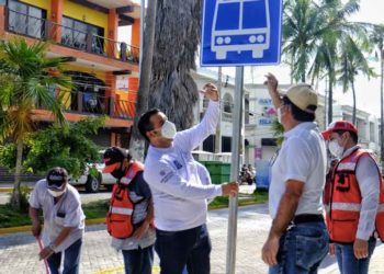 Colocan paraderos para el transporte público en Isla Mujeres