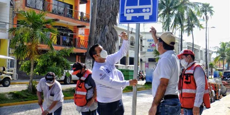 Colocan paraderos para el transporte público en Isla Mujeres