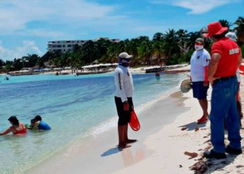 En orden y bajo medidas de seguridad, turistas e isleños disfrutan de las playas en Isla Mujeres