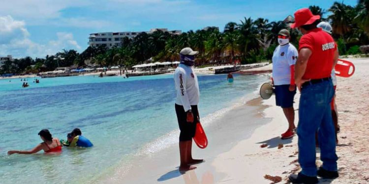 En orden y bajo medidas de seguridad, turistas e isleños disfrutan de las playas en Isla Mujeres