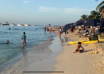 Playas de Isla Mujeres siguen atrayendo turistas nacionales y extranjeros