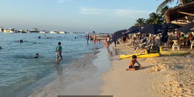 Playas de Isla Mujeres siguen atrayendo turistas nacionales y extranjeros