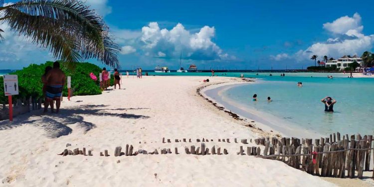 Sin incidentes reporta Zofemat en el primer día de playas abiertas en Isla Mujeres
