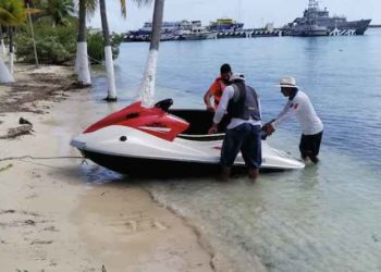 Rescatan a dos personas a bordo de moto acuática en Isla Mujeres