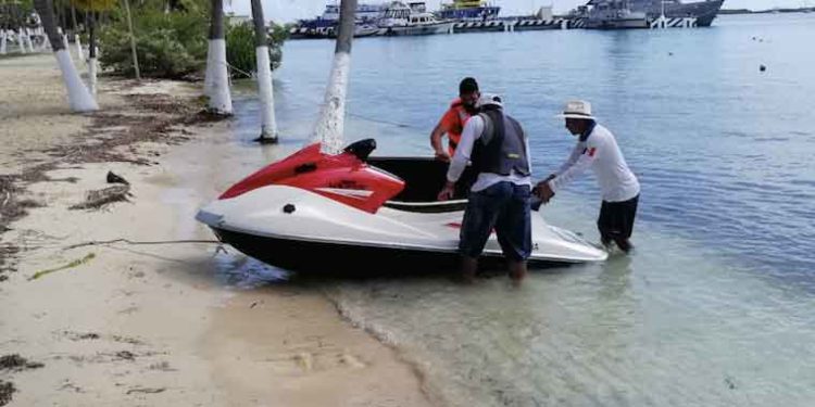Rescatan a dos personas a bordo de moto acuática en Isla Mujeres