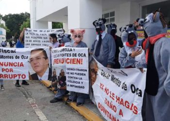 Disfrazados de ratas, llegan hasta la fiscalía para exigir la salida de Oscar Montes de Oca