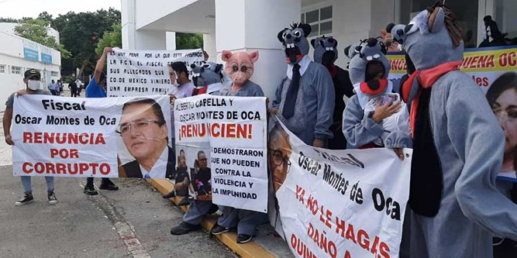 Disfrazados de ratas, llegan hasta la fiscalía para exigir la salida de Oscar Montes de Oca