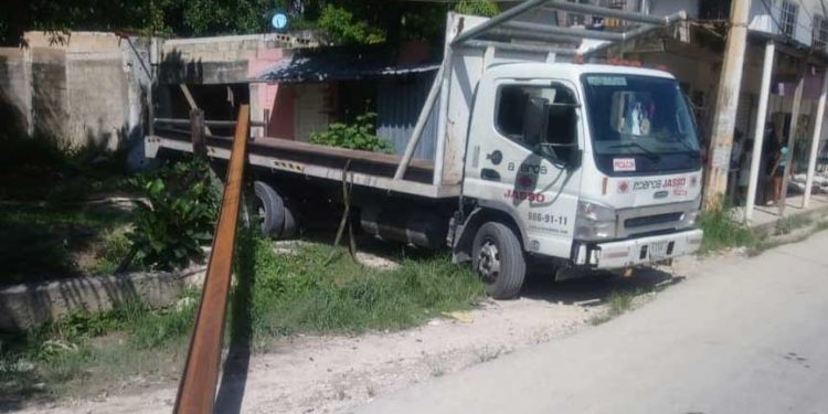 Se debate entre la vida la muerte luego de caerle una viga de metal