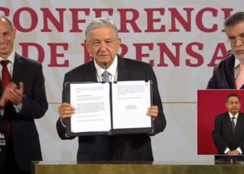 AMLO firma petición de consulta sobre juicio a expresidentes; hoy se enviará al Senado