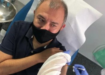 Vacunan a primer mexicano contra el COVID-19 en España