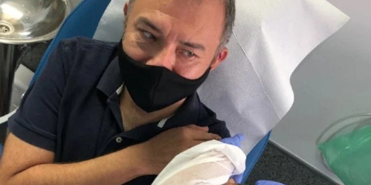 Vacunan a primer mexicano contra el COVID-19 en España