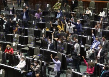 Aprueban diputados dictamen para quitar fuero al presidente de México