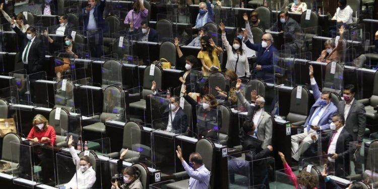 Aprueban diputados dictamen para quitar fuero al presidente de México