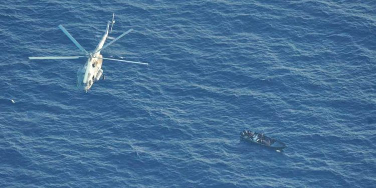 Detienen a tres sujetos con tres toneladas de cocaína abordo de embarcación frente a Mahahual