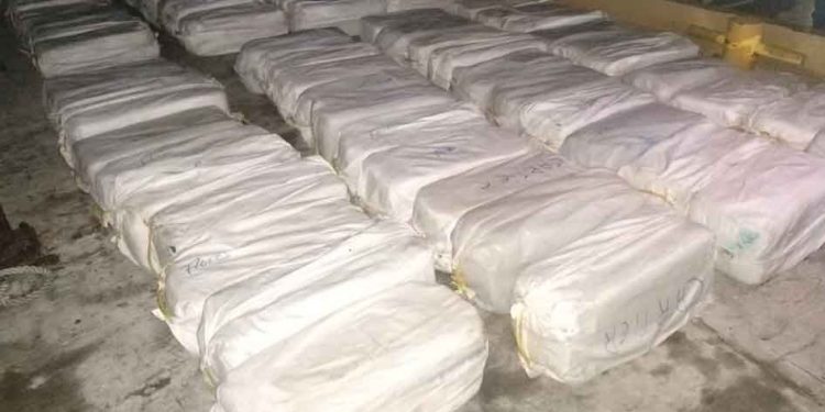 Detienen a tres sujetos con tres toneladas de cocaína abordo de embarcación frente a Mahahual