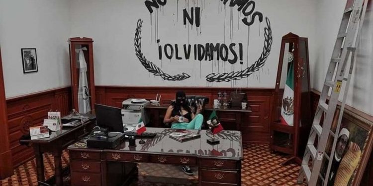 Si viene la policía nos vamos defender’, feministas seguirán ‘ocupando’ la CNDH