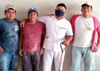 Albañil se gradúa de enfermero y se vuelve viral