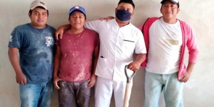 Albañil se gradúa de enfermero y se vuelve viral