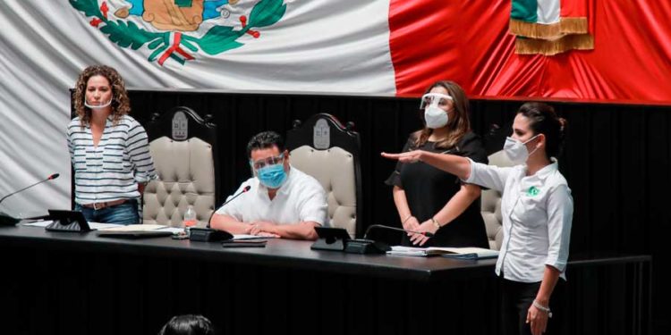 Marcia Fernández Piña rinde protesta como diputada en lugar de Tyara Sheleske