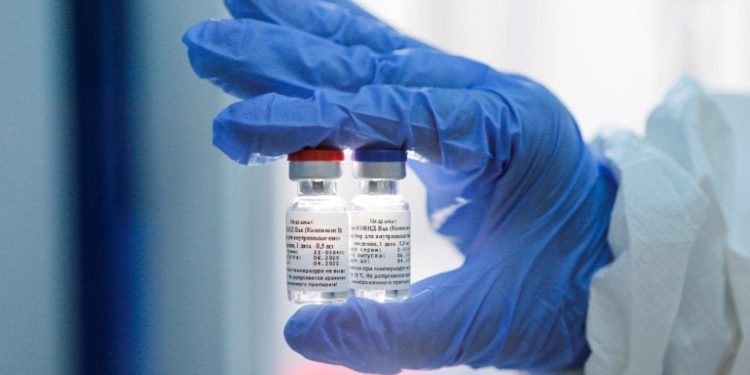 Rusia podrá vacunar contra COVID-19 entre 70 y 80 % de población en un año