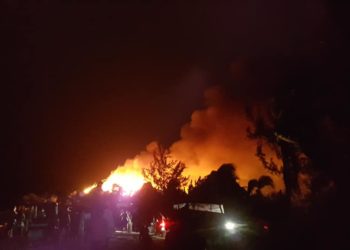 Voraz incendio consume un hotel en Holbox