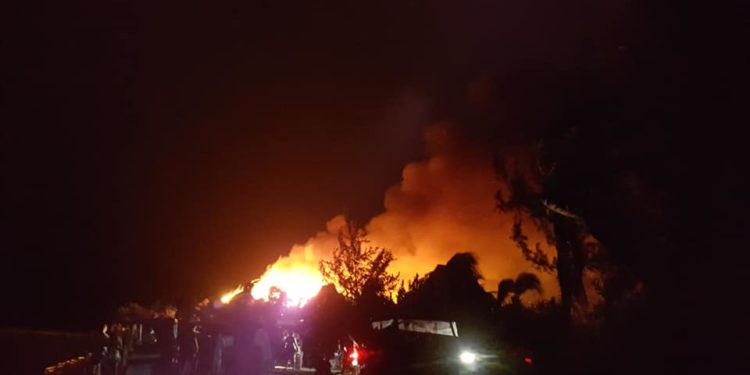 Voraz incendio consume un hotel en Holbox