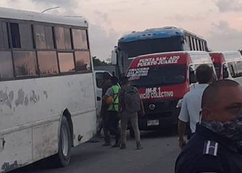 Hartos de tanta corrupción, Taxistas de Isla Mujeres realizan bloqueo en Playa Mujeres