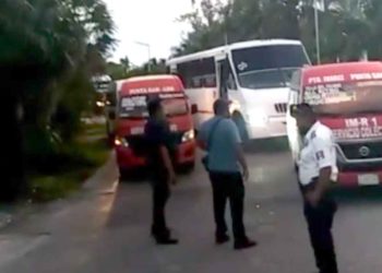 Taxistas de Isla Mujeres vuelven a bloquear el acceso hacia Playa Mujeres