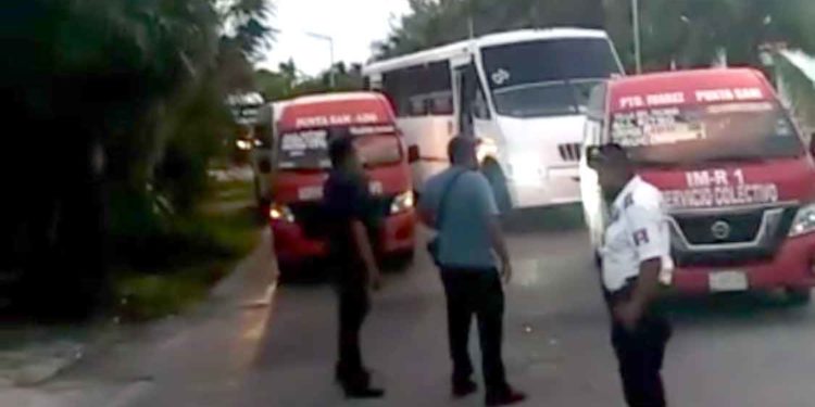 Taxistas de Isla Mujeres vuelven a bloquear el acceso hacia Playa Mujeres