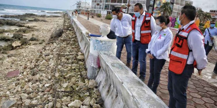 Catalina Portillo recorre Isla Mujeres para constatar afectaciones tras el paso de huracanes
