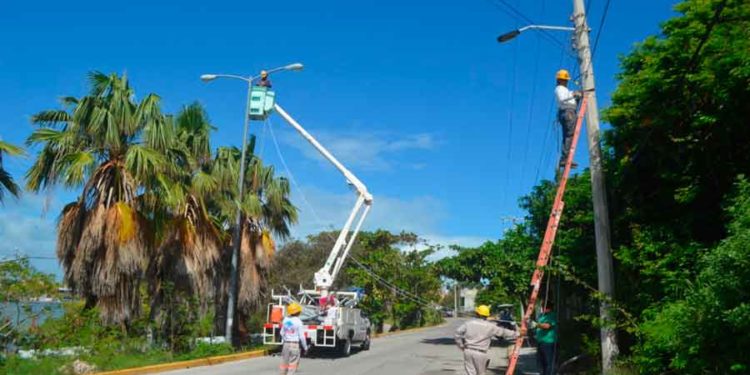 Continúa reparación e instalación de luminarias en Isla Mujeres