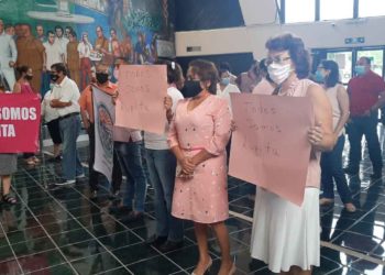 Irrumpen trabajadores sindicalizados en conferencia de Gustavo Miranda