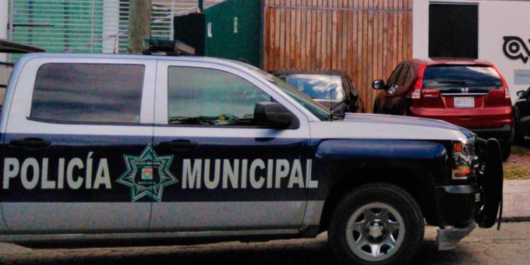 Comando armado roba una caja fuerte y dejan amarrados a los empleados