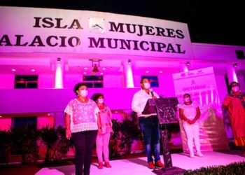 Realizan el Encendido Rosa del Palacio Municipal en Isla Mujeres