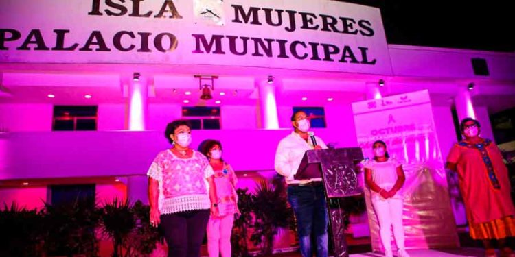 Realizan el Encendido Rosa del Palacio Municipal en Isla Mujeres