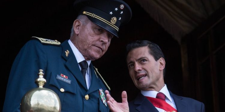 Detienen en EU al general Salvador Cienfuegos, ex secretario de Defensa de Peña Nieto