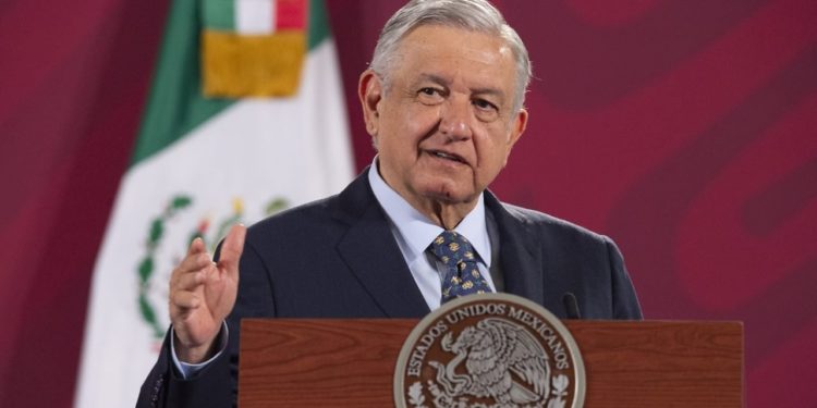 Anuncia López Obrador construcción de aeropuerto en Tulum