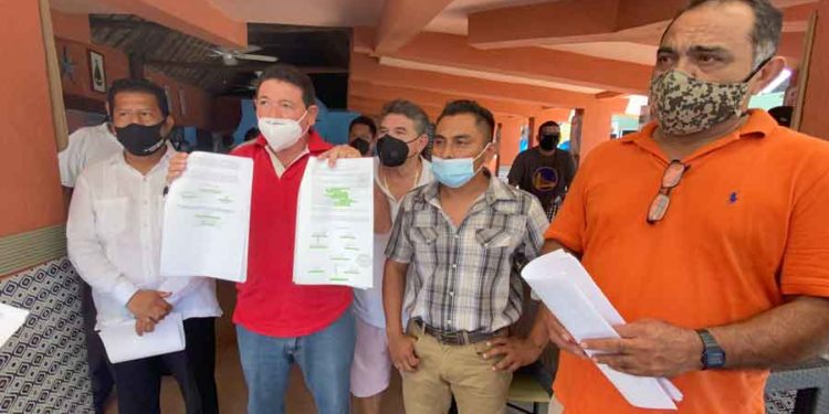 Taxistas de Isla Mujeres se desmarcan de su líder y exigen que se lance la convocatoria para la elección