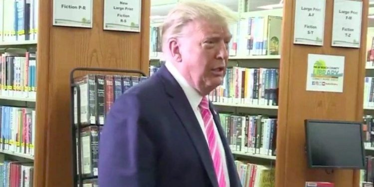 Voté por un tipo llamado Trump”, asegura presidente al emitir su voto en Florida