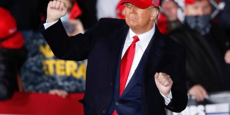 Trump llama ‘idiotas’ a panel de expertos contra el COVID-19