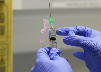 Muere un voluntario de vacuna de AstraZeneca-Oxford