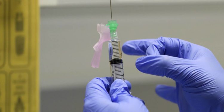 Muere un voluntario de vacuna de AstraZeneca-Oxford