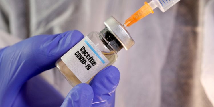 AstraZeneca asegura que su vacuna contra COVID-19 produce respuesta inmunológica en ancianos y jóvenes