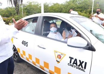 Carlos Joaquín es testigo de las nuevas unidades del servicio público seguras en Chetumal