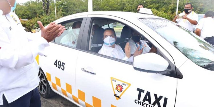 Carlos Joaquín es testigo de las nuevas unidades del servicio público seguras en Chetumal