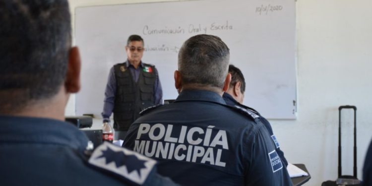 Capacitan a policías de Isla Mujeres contra la violencia de género