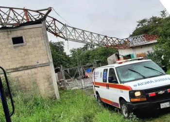 Antena telefónica cae sobre vivienda en Calderitas y provoca lesiones a una mujer embarazada