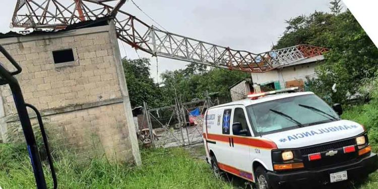 Antena telefónica cae sobre vivienda en Calderitas y provoca lesiones a una mujer embarazada