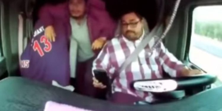 VIDEO: Trailero escapa de ataque a balazos de asaltantes